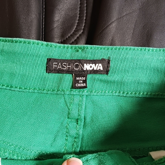 Fashion Nova Can We Kick It Cropped Flare Jeans in Kelly Green Size 7 - Picture 4 of 8